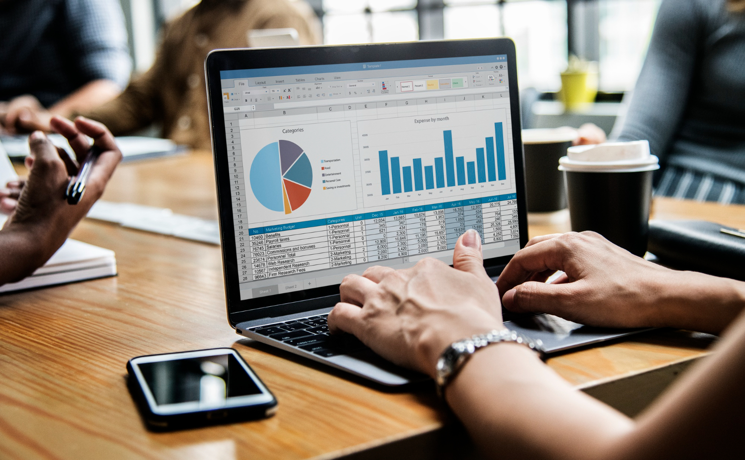Que doit livrer un consultant SEO chaque mois pour prouver l'avancement