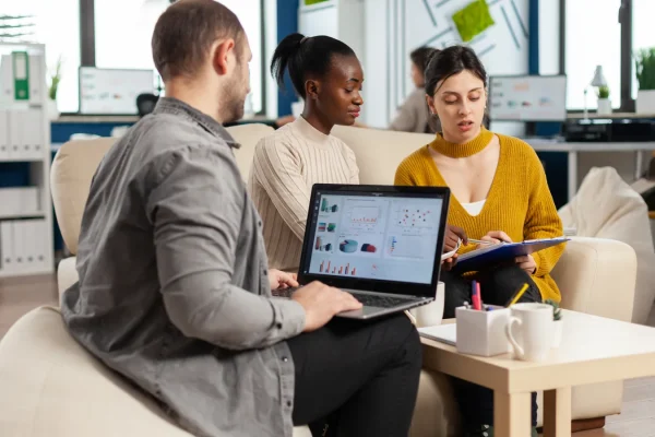 IA pour le SEO : les tâches à confier à un assistant et celles à garder