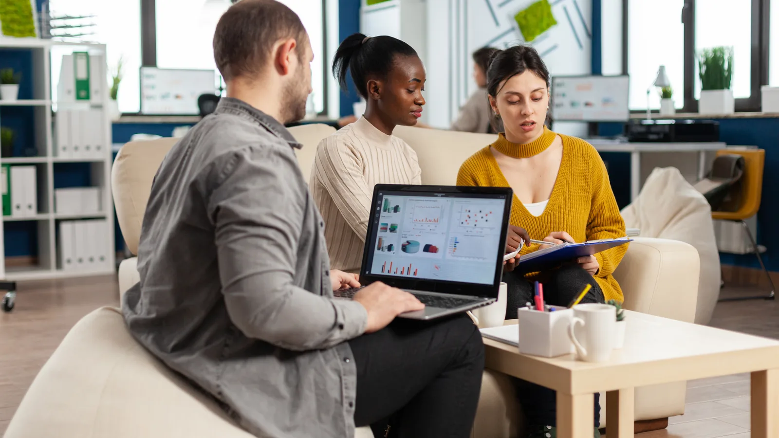 IA pour le SEO : les tâches à confier à un assistant et celles à garder